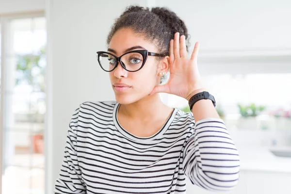 Hermosa Joven Afroamericana Con Pelo Afro Usando Gafas Sonriendo Con — Foto de Stock