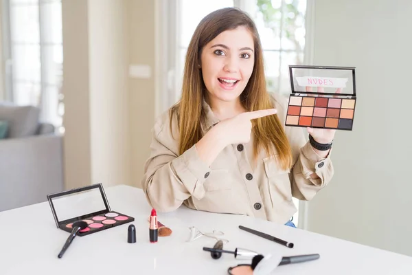 Hermosa Mujer Joven Usando Maquillaje Cosméticos Aplicando Color Palete Muy — Foto de Stock