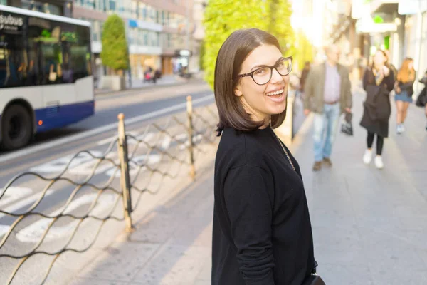 Mooie jonge brunette vrouw glimlachend opgewonden wandelen langs de — Stockfoto