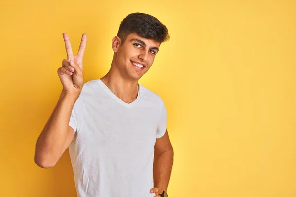 Beyaz Tişört Giyen Genç Hintli Adam Izole Sarı Arka Plan — Stok fotoğraf