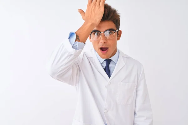 Joven Cientista Guapo Con Gafas Abrigo Sobre Fondo Blanco Aislado — Foto de Stock