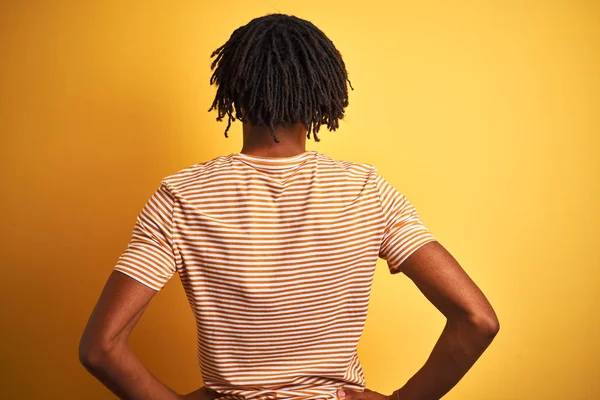 Afro Man Med Dreadlocks Klädd Randig Shirt Stående Över Isolerad — Stockfoto