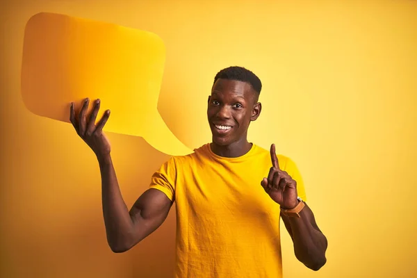Jovem Afro Americano Segurando Bolha Fala Sobre Fundo Amarelo Isolado — Fotografia de Stock