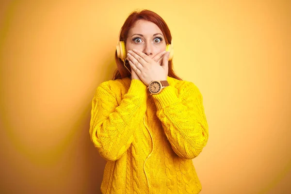 Jeune Rousse Femme Écoutant Musique Aide Écouteurs Sur Fond Jaune — Photo