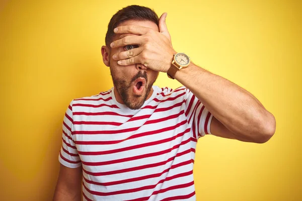 Junger Gutaussehender Mann Lässigem Rot Gestreiftem Shirt Über Gelbem Isoliertem — Stockfoto