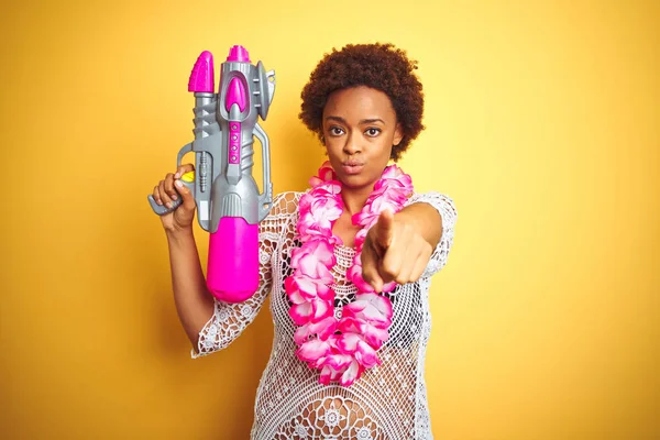 Молодая Африканская Американка Афроволосами Цветочных Гавайских Леях Водяной Пистолет Указывающий — стоковое фото