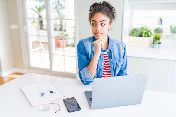 Mujer Estudiante Afroamericana Joven Usando Computadora Portátil Cara Seria Pensando — Foto de Stock