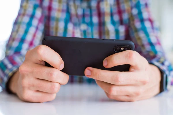 Närbild Mannen Händerna Med Smartphone Och Leende — Stockfoto