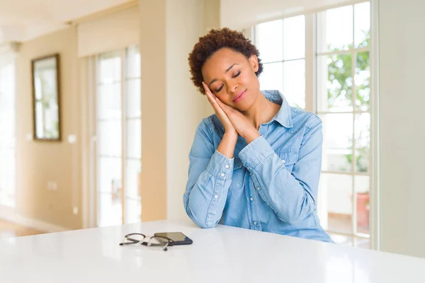 Giovane Bella Donna Afro Americana Che Dorme Stanca Sognando Posando — Foto Stock