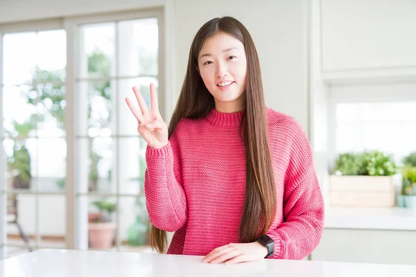 Bella Donna Asiatica Che Indossa Maglione Rosa Sul Tavolo Bianco — Foto Stock