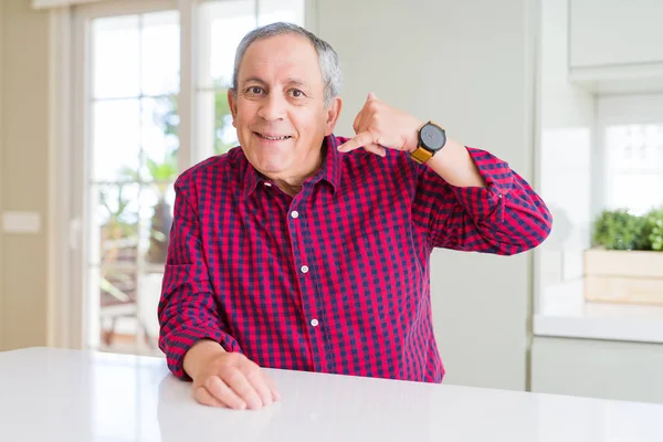 Hombre Mayor Guapo Casa Sonriendo Haciendo Gesto Telefónico Con Mano —  Fotos de Stock