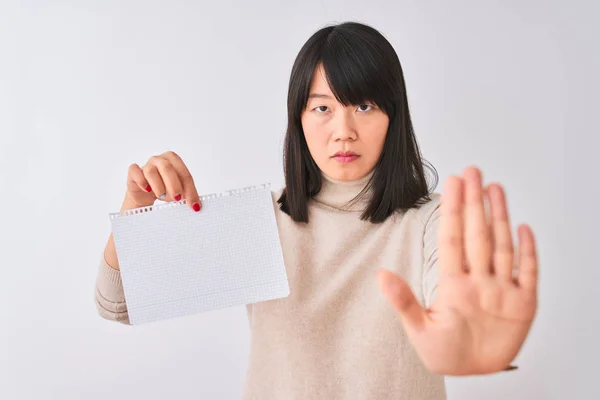 Joven Mujer China Hermosa Sosteniendo Cuaderno Sobre Fondo Blanco Aislado —  Fotos de Stock