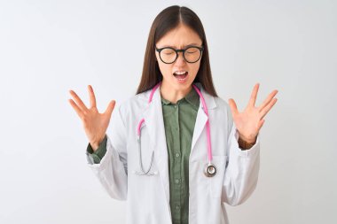 Genç Çinli dooctor kadın izole beyaz arka plan üzerinde gözlük stetoskop giyen kollarını kaldırdı ve kapalı gözleri heyecan çığlık ile başarı için deli ve deli kutluyor. Kazanan kavramı