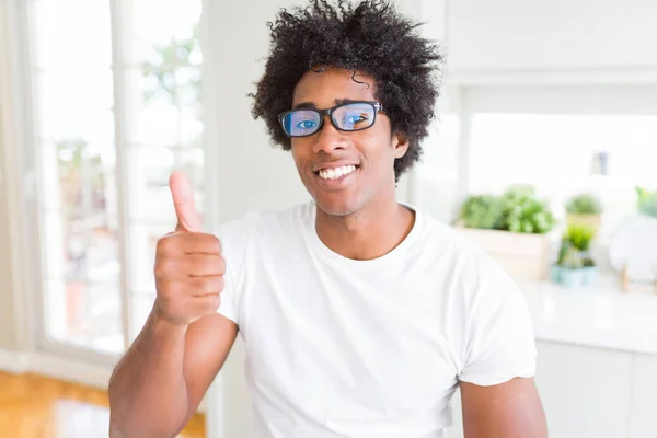 Afrikanisch Amerikanischer Mann Mit Brille Macht Glückliche Daumen Nach Oben — Stockfoto