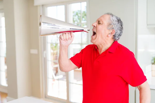 Homem sênior gritando animado através de megafone de metal vintage — Fotografia de Stock