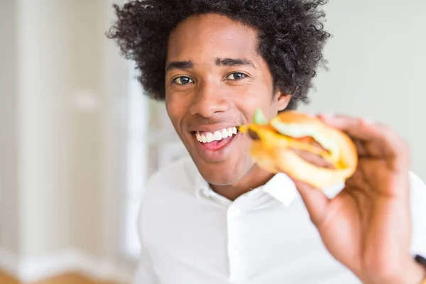 African American Hongerige Man Eten Hamburger Voor Lunch Met Een — Stockfoto
