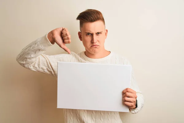 Genç Yakışıklı Adam Kızgın Yüz Ile Izole Beyaz Arka Plan — Stok fotoğraf