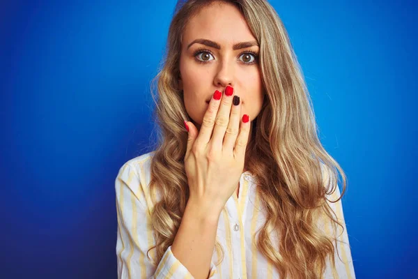 Joven Hermosa Mujer Con Camisa Rayas Pie Sobre Fondo Azul — Foto de Stock