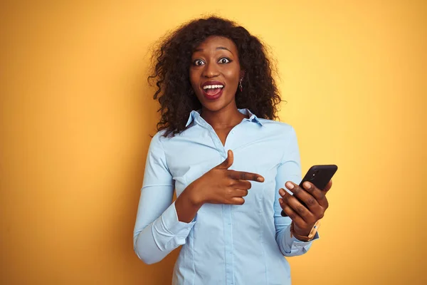 Mujer Afroamericana Joven Usando Teléfono Inteligente Pie Sobre Fondo Amarillo —  Fotos de Stock