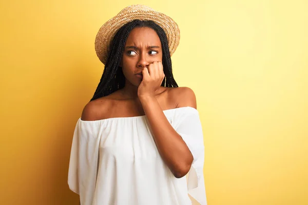 Jonge Afro Amerikaanse Vrouw Draagt Een Wit Shirt Hoed Geïsoleerde — Stockfoto