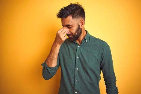 孤立した白い背景の上に立つエレガントなシャツを着た若いインドのビジネスマンは 疲れや頭痛を感じて鼻と目をこすり疲れました ストレスと欲求不満の概念 — ストック写真