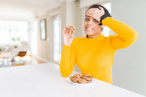 Chica Afroamericana Joven Comiendo Galletas Chispas Chocolate Como Aperitivo Dulce —  Fotos de Stock