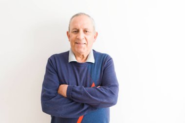 Yakışıklı orta yaş kıdemli neşeli, mutlu gülümseyen adam ve yerine koymak