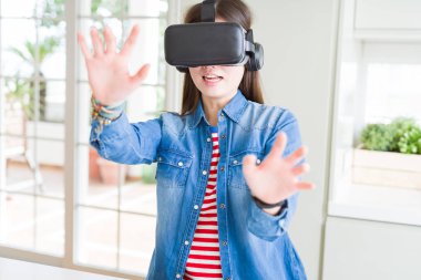 Sanal gerçeklik gözlük gülümseyen ve co giyen genç Asyalı kadın