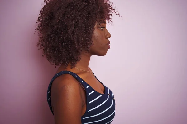 Mujer Afro Africana Joven Con Camiseta Rayas Pie Sobre Fondo —  Fotos de Stock