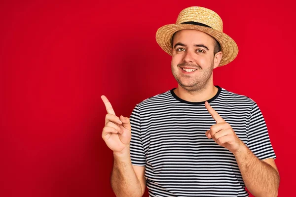 Joven Con Camiseta Sombrero Rayas Color Azul Marino Parado Sobre —  Fotos de Stock