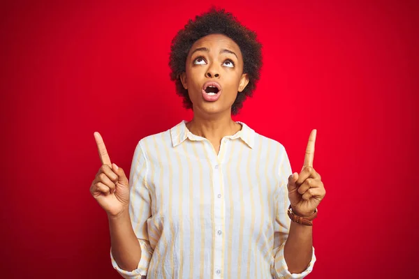 Молодая Красивая Африканская Американка Афроволосами Изолированном Красном Фоне Удивлена Удивлена — стоковое фото