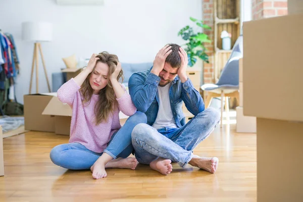 Joven Hermosa Pareja Que Muda Una Nueva Casa Sentada Suelo — Foto de Stock