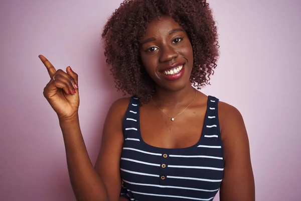 Jonge Afrikaanse Afro Vrouw Dragen Gestreepte Shirt Staande Geïsoleerde Roze — Stockfoto