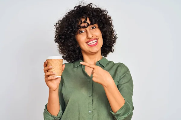 Νέα Αραβική Γυναίκα Σγουρά Μαλλιά Φλιτζάνι Καφέ Πάνω Από Απομονωμένο — Φωτογραφία Αρχείου