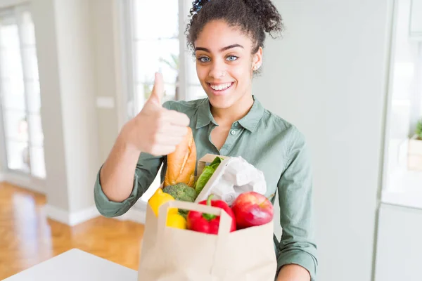 Joven Afroamericana Chica Sosteniendo Bolsa Papel Comestibles Supermercado Feliz Con — Foto de Stock