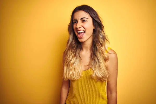 Jonge Mooie Vrouw Dragen Shirt Gele Geïsoleerde Achtergrond Boos Boos — Stockfoto