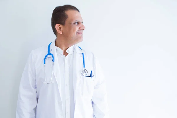 Medico Uomo Mezza Età Indossando Stetoscopio Cappotto Medico Sfondo Bianco — Foto Stock