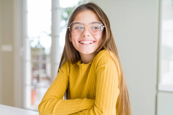 Schöne Junge Mädchen Kind Trägt Brille Lächelnd Seite Schauen Und — Stockfoto