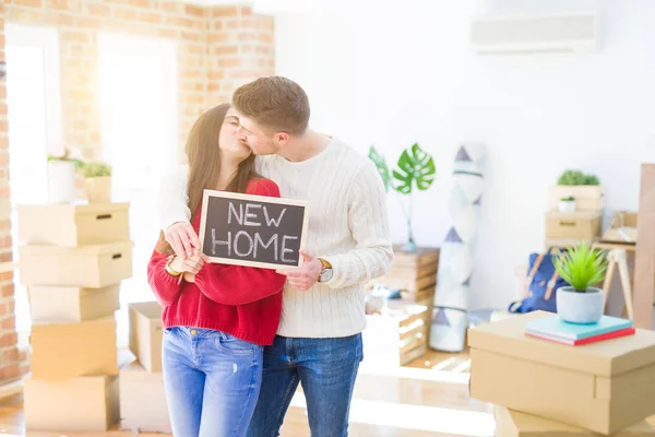 Beautiful Young Couple Hugging Love Holding Blackboard Moving New Home — Stock Photo, Image