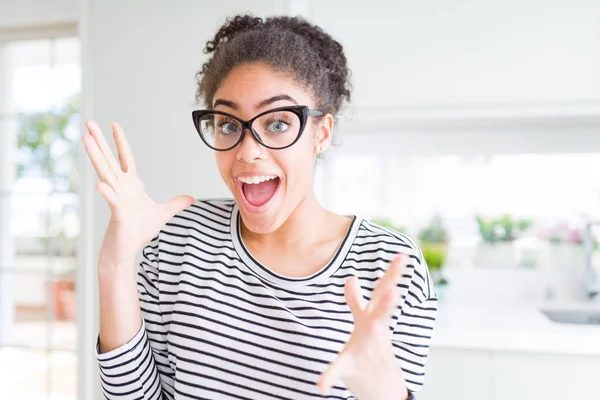 Красивая Молодая Африканская Американка Афроволосами Очках Празднует Безумство Удивляется Успеху — стоковое фото