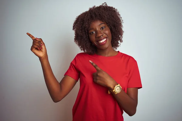 Fiatal Afrikai Afro Visel Piros Shirt Elszigetelt Fehér Háttér Mosolyogva — Stock Fotó