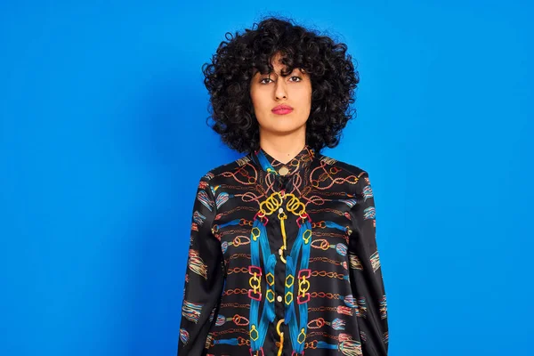 Young Arab Woman Curly Hair Wearing Colorful Shirt Isolated Blue — Stock Photo, Image