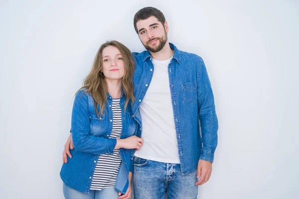 Jovem Belo Casal Juntos Sobre Fundo Isolado Branco Relaxado Com — Fotografia de Stock