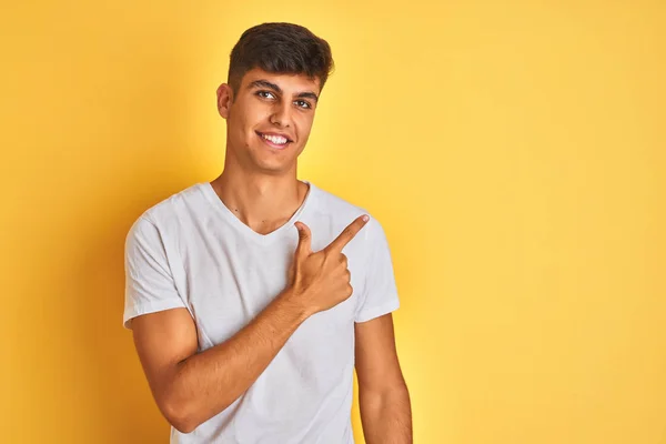 Homem Indiano Jovem Vestindo Camiseta Branca Sobre Fundo Amarelo Isolado — Fotografia de Stock