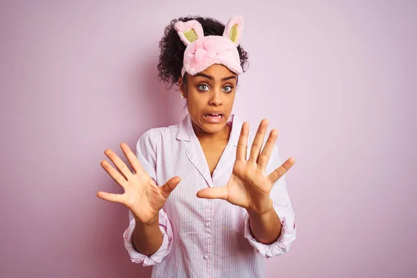 Fiatal Afroamerikai Visel Pizsama Maszk Alatt Elszigetelt Rózsaszín Háttér Félek — Stock Fotó