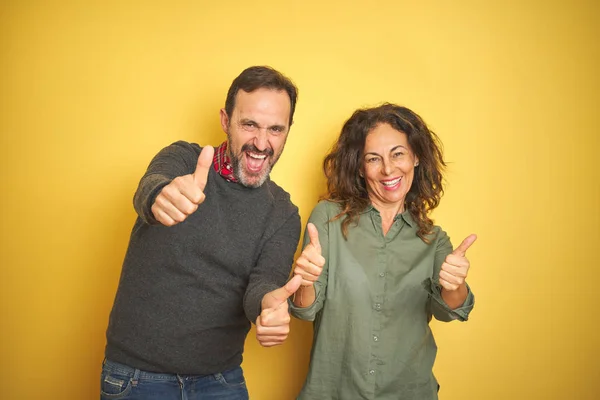 Vacker Medelålders Par Över Isolerad Gul Bakgrund Godkänna Gör Positiv — Stockfoto