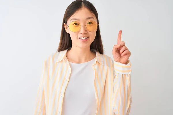 Jovem Chinesa Vestindo Camisa Listrada Óculos Sobre Fundo Branco Isolado — Fotografia de Stock