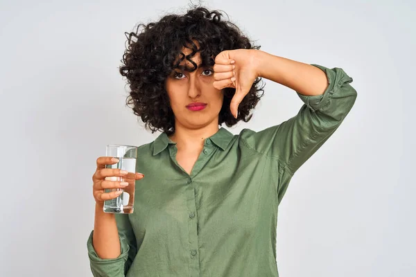 Mulher Árabe Jovem Com Cabelo Encaracolado Segurando Vidro Água Sobre — Fotografia de Stock