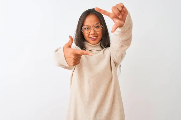 Νεαρή Κινεζική Γυναίκα Φορώντας Ζιβάγκο Πουλόβερ Και Γυαλιά Πάνω Από — Φωτογραφία Αρχείου