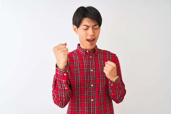 Joven Hombre Chino Con Camisa Roja Casual Pie Sobre Fondo —  Fotos de Stock